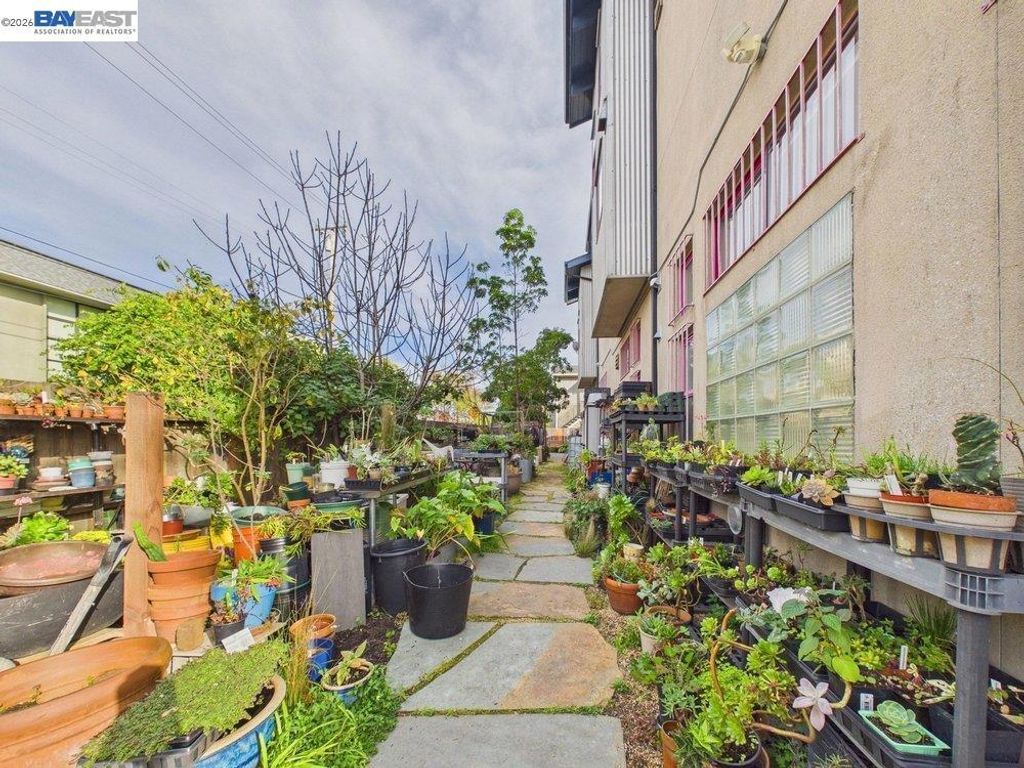 Image 36 of property listing at 2932 Filbert St 2, Oakland, CA 94608