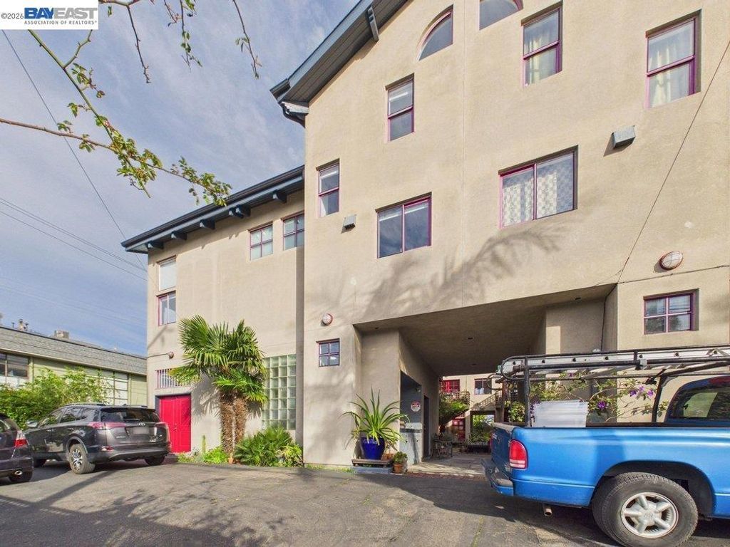 Image 37 of property listing at 2932 Filbert St 2, Oakland, CA 94608