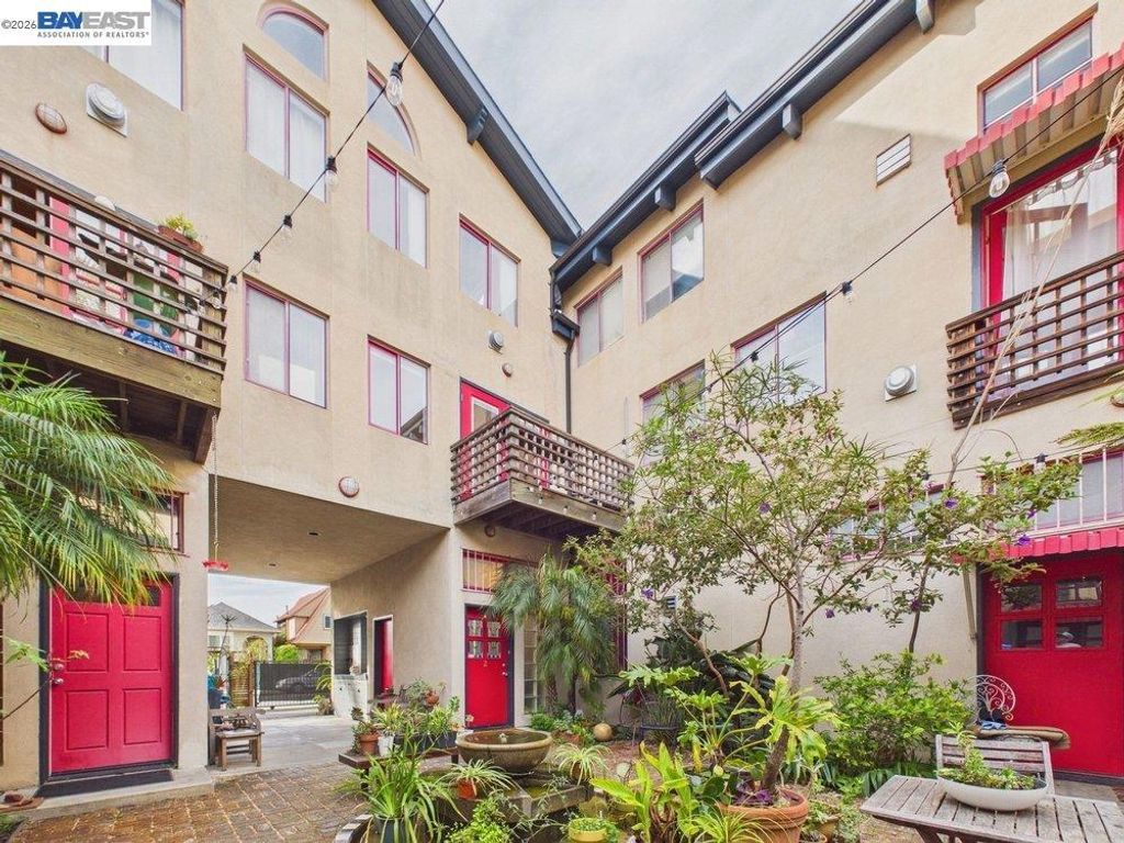 Image 38 of property listing at 2932 Filbert St 2, Oakland, CA 94608