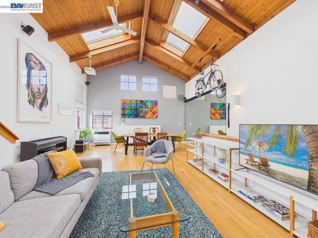 Image 4 of property listing at 2932 Filbert St 2, Oakland, CA 94608