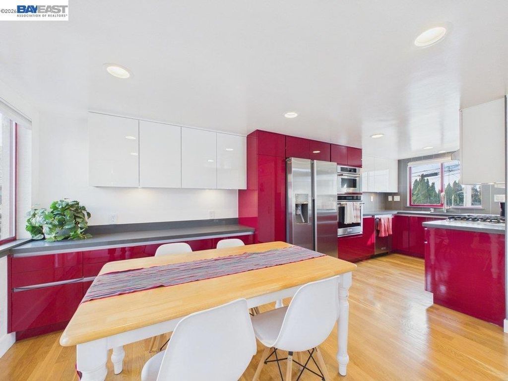 Image 9 of property listing at 2932 Filbert St 2, Oakland, CA 94608
