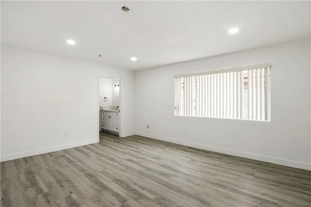 8744 Burnet Avenue 14, North Hills, CA 91343