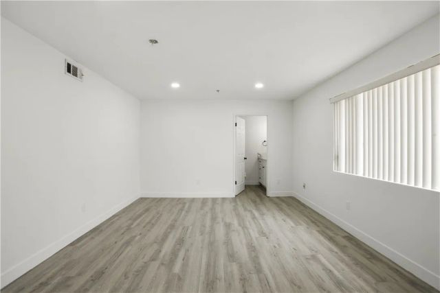 8744 Burnet Avenue 14, North Hills, CA 91343