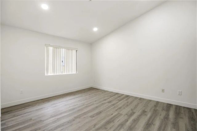 8744 Burnet Avenue 14, North Hills, CA 91343