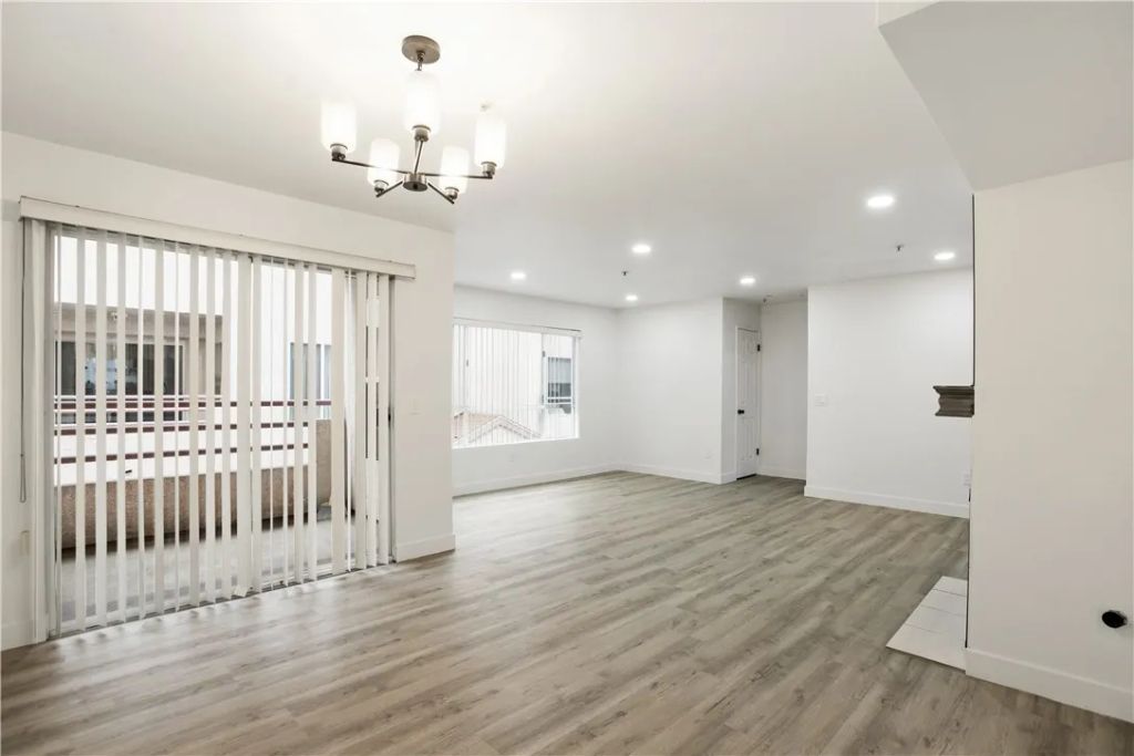 8744 Burnet Avenue 14, North Hills, CA 91343