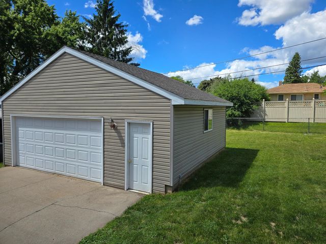 2011 Northwood Drive, North Saint Paul, MN 55109