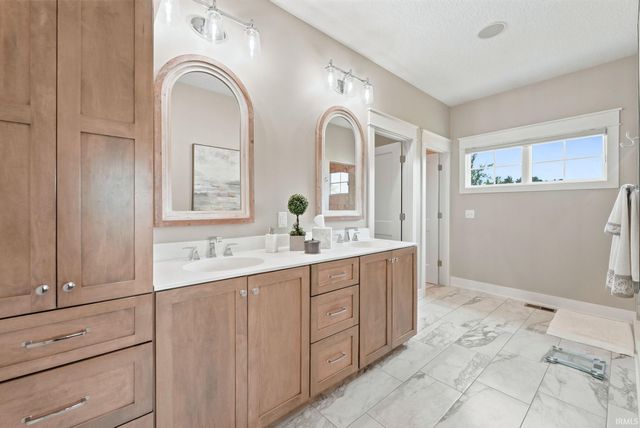 16493 Chilton Cove, Huntertown, IN 46748