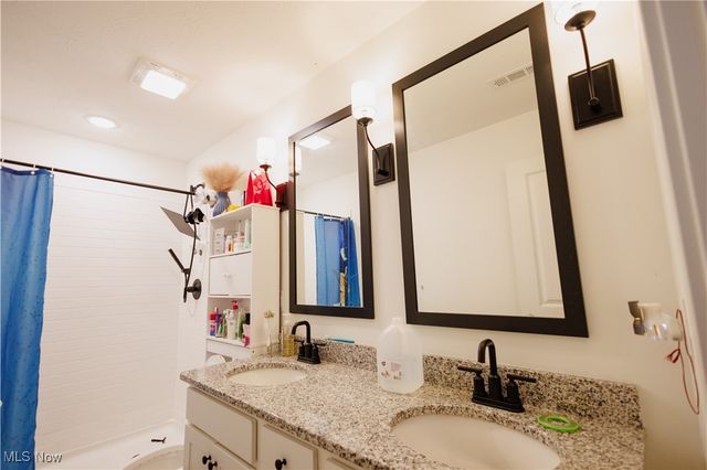 524 Auld Farm Circle, Akron, OH 44320