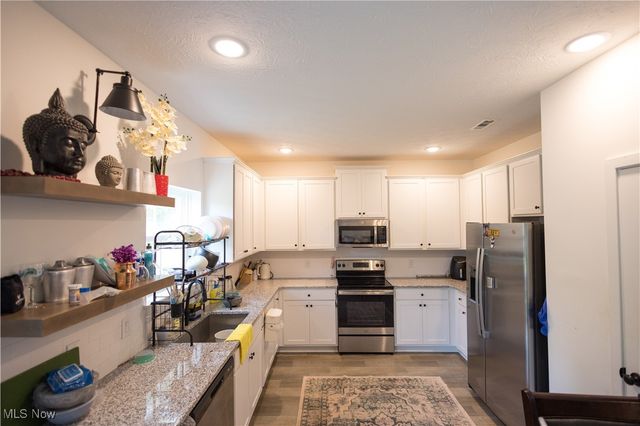 524 Auld Farm Circle, Akron, OH 44320