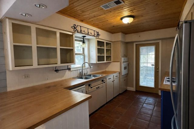 202 Hardy Street, Bacliff, TX 77518