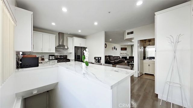 18347 Saticoy Street 6, Reseda, CA 91335