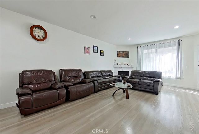 18347 Saticoy Street 6, Reseda, CA 91335