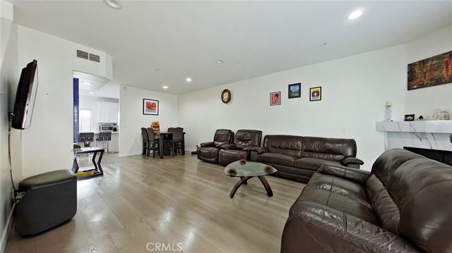 18347 Saticoy Street 6, Reseda, CA 91335