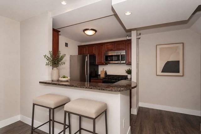 42 8th St 5-519, Boston, MA 02129