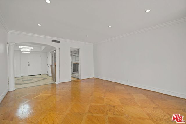 1210 N Kings Road 203, West Hollywood, CA 90069