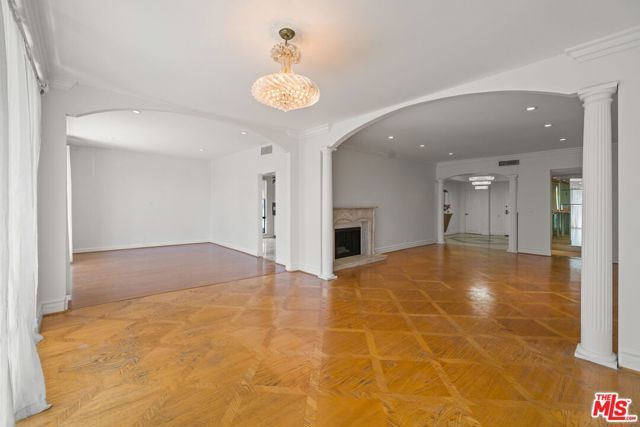 1210 N Kings Road 203, West Hollywood, CA 90069