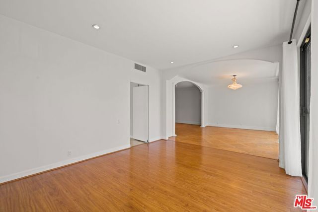1210 N Kings Road 203, West Hollywood, CA 90069