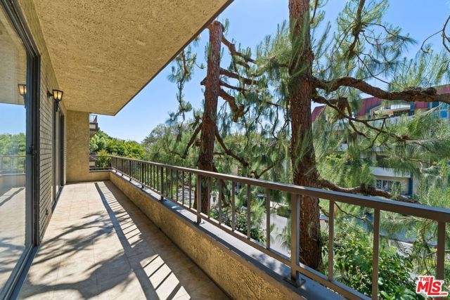 1210 N Kings Road 203, West Hollywood, CA 90069