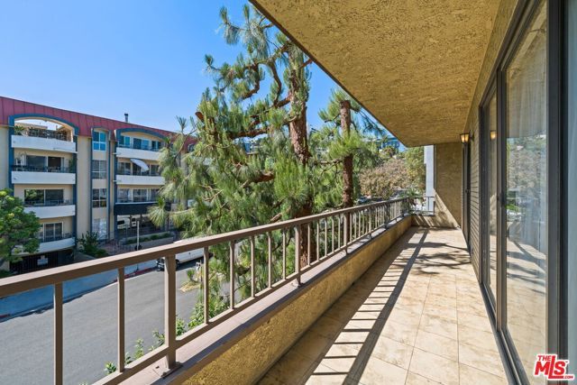 1210 N Kings Road 203, West Hollywood, CA 90069
