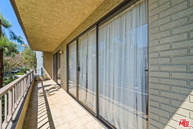 1210 N Kings Road 203, West Hollywood, CA 90069