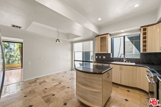 1210 N Kings Road 203, West Hollywood, CA 90069