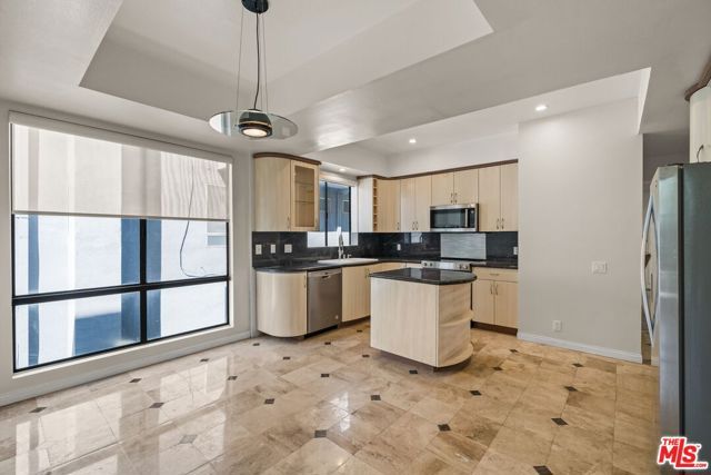 1210 N Kings Road 203, West Hollywood, CA 90069