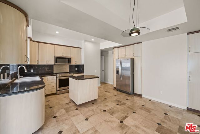 1210 N Kings Road 203, West Hollywood, CA 90069