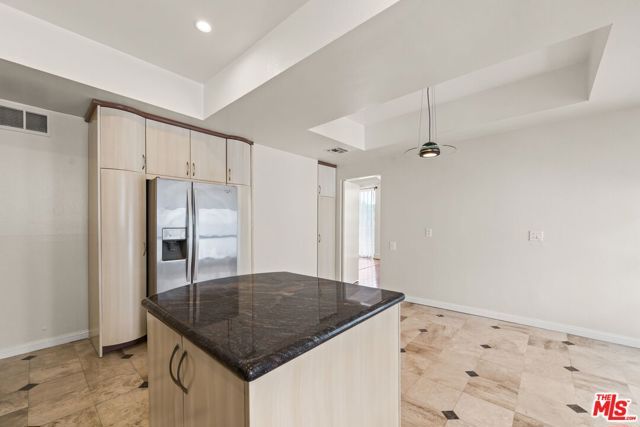 1210 N Kings Road 203, West Hollywood, CA 90069