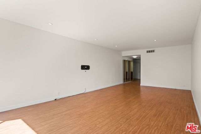 1210 N Kings Road 203, West Hollywood, CA 90069