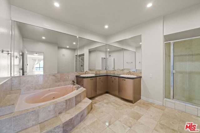 1210 N Kings Road 203, West Hollywood, CA 90069
