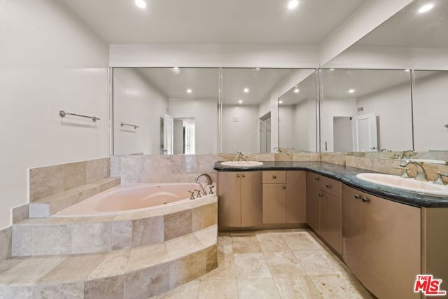1210 N Kings Road 203, West Hollywood, CA 90069