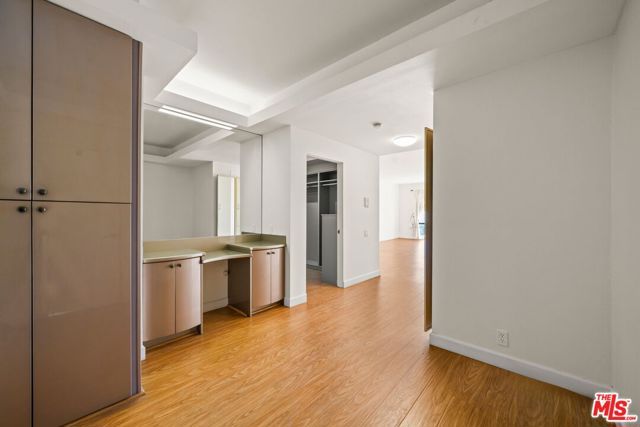 1210 N Kings Road 203, West Hollywood, CA 90069