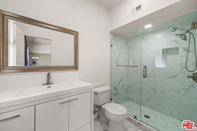 1210 N Kings Road 203, West Hollywood, CA 90069