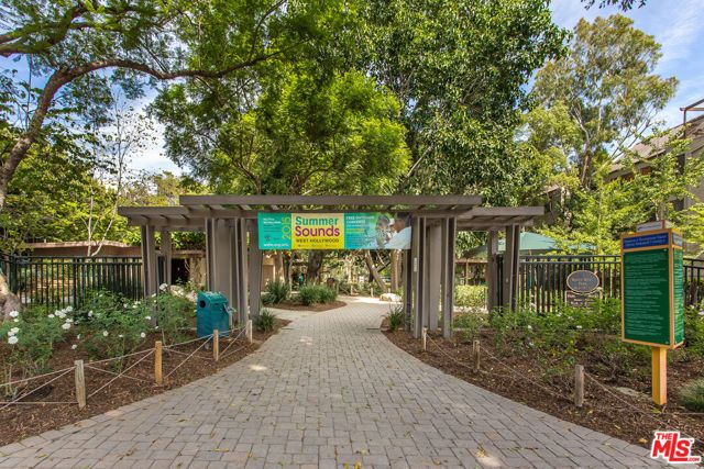 1210 N Kings Road 203, West Hollywood, CA 90069