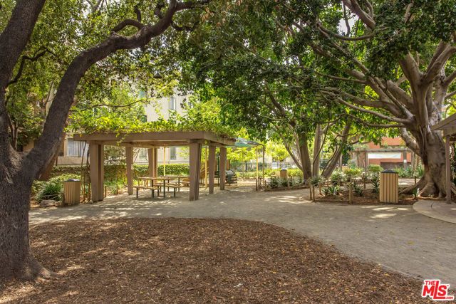 1210 N Kings Road 203, West Hollywood, CA 90069
