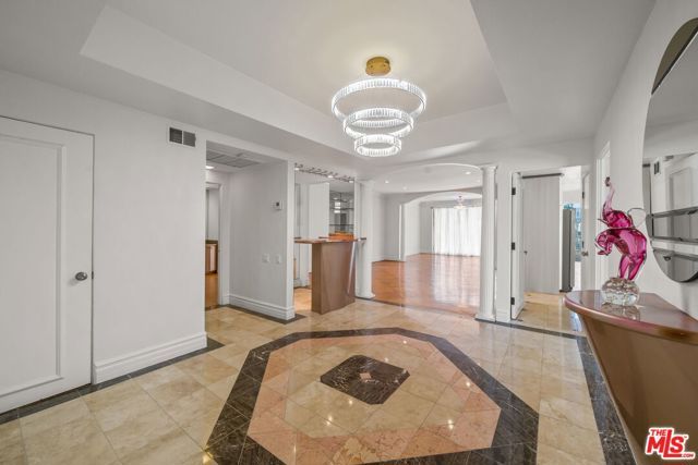 1210 N Kings Road 203, West Hollywood, CA 90069