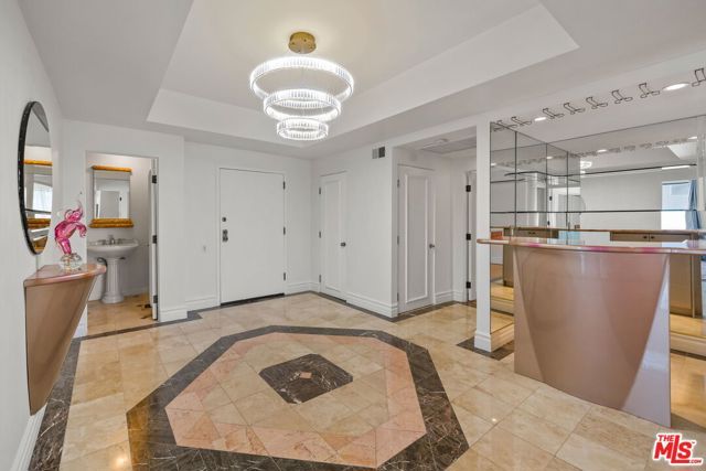 1210 N Kings Road 203, West Hollywood, CA 90069