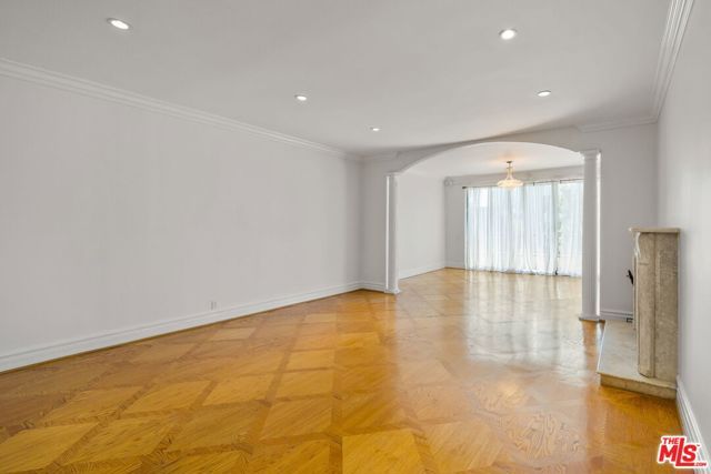 1210 N Kings Road 203, West Hollywood, CA 90069