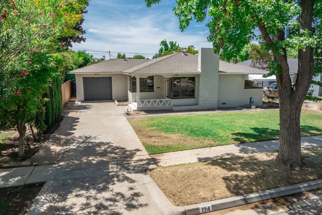 Image 1 of property listing at 124 E Robinson Avenue, Fresno, CA 93704