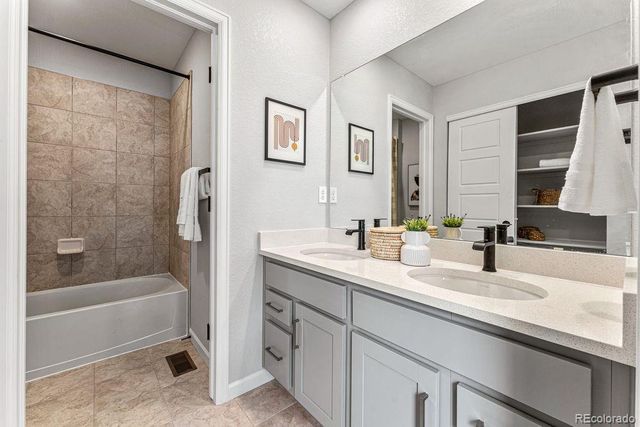 3285 N Coolidge Way, Aurora, CO 80019