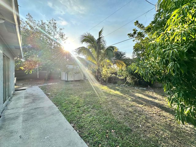 207 Huron Place, West Palm Beach, FL 33409