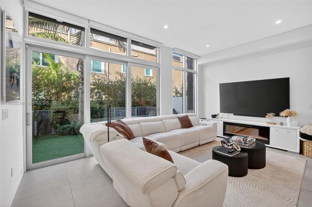 606 NE 8th Ave, Fort Lauderdale, FL 33304