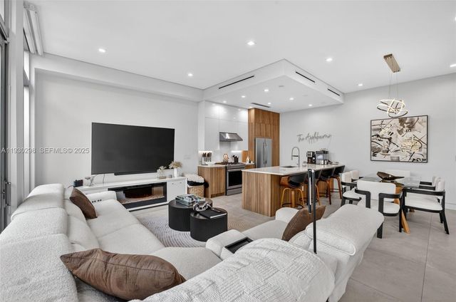 606 NE 8th Ave, Fort Lauderdale, FL 33304