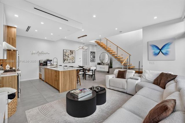 606 NE 8th Ave, Fort Lauderdale, FL 33304