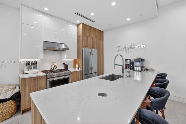 606 NE 8th Ave, Fort Lauderdale, FL 33304