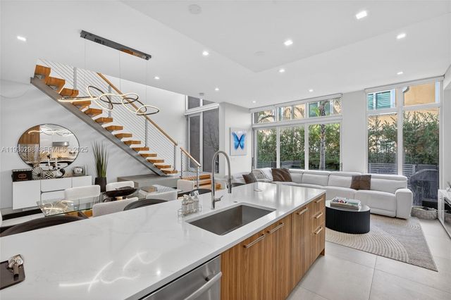 606 NE 8th Ave, Fort Lauderdale, FL 33304