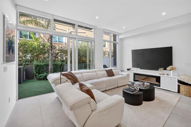 606 NE 8th Ave, Fort Lauderdale, FL 33304