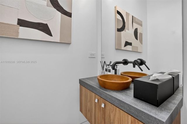 606 NE 8th Ave, Fort Lauderdale, FL 33304