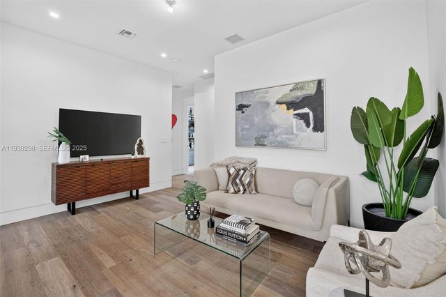 606 NE 8th Ave, Fort Lauderdale, FL 33304