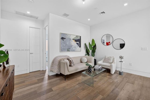 606 NE 8th Ave, Fort Lauderdale, FL 33304